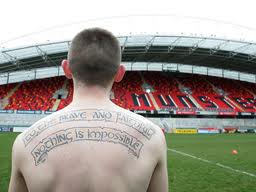 "Nada es imposible, para aquéllos que son valientes y conservan la fe": el lema de Munster, síntesis escrita de su personalidad como equipo de rugby.
